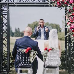 Mariage au thème coloré rouge et fuchsia